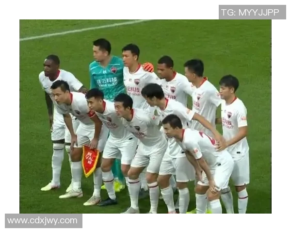 重庆篮球队耐力争议引发热议球迷对球队表现的不同看法与期待